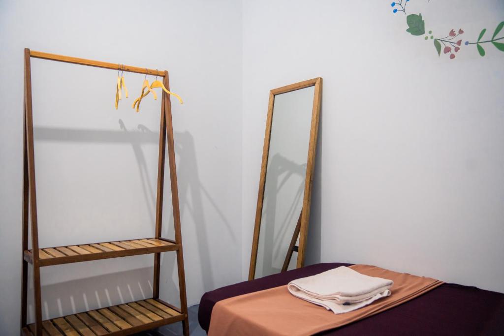 Postel nebo postele na pokoji v ubytování Sacred Lotus - Vegan Café X Hostel