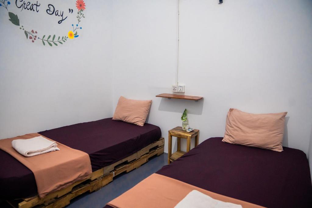 Postel nebo postele na pokoji v ubytování Sacred Lotus - Vegan Café X Hostel
