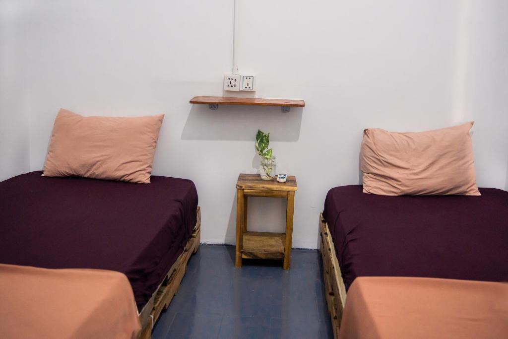 Postel nebo postele na pokoji v ubytování Sacred Lotus - Vegan Café X Hostel