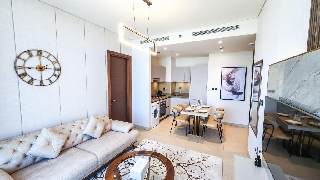 Posezení v ubytování STAY BY LATINEM Luxury 2BR Holiday Home CVR B3208 near Burj Khalifa