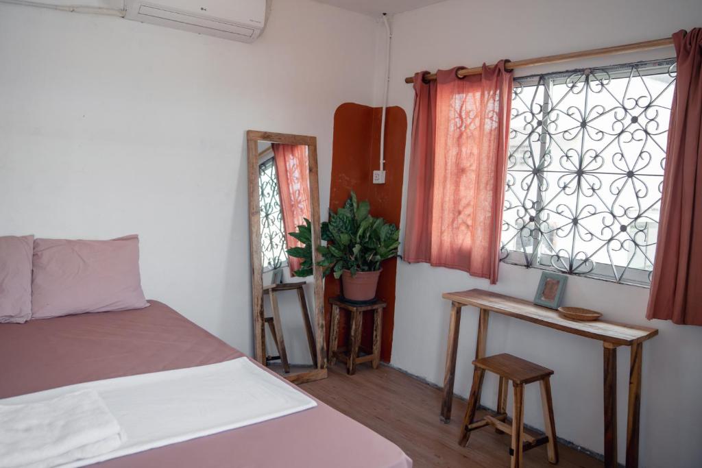 Postel nebo postele na pokoji v ubytování Sacred Lotus - Vegan Café X Hostel