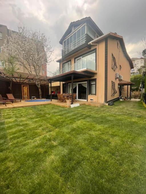 a large house with a lawn in front of it at Köşk Nicomedia in Izmit