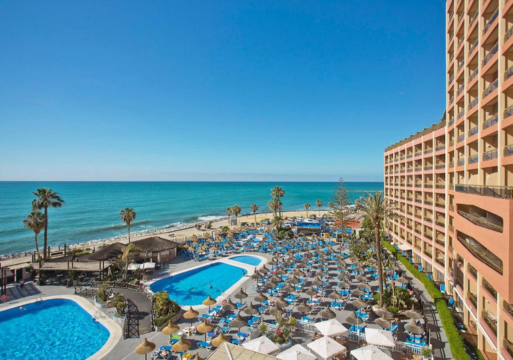 una vista aérea de un complejo con piscina y playa en Sunset Beach Club Hotel Apartments, en Benalmádena