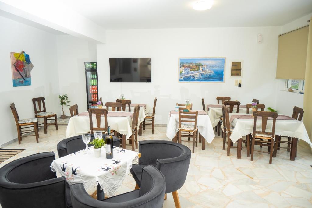 TV a/nebo společenská místnost v ubytování Almy Beach Hotel