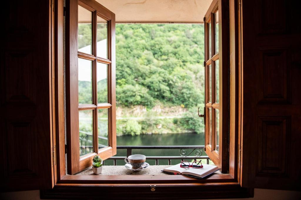 BelesarにあるEl balcón de la Penelaの川の景色を望む開口窓