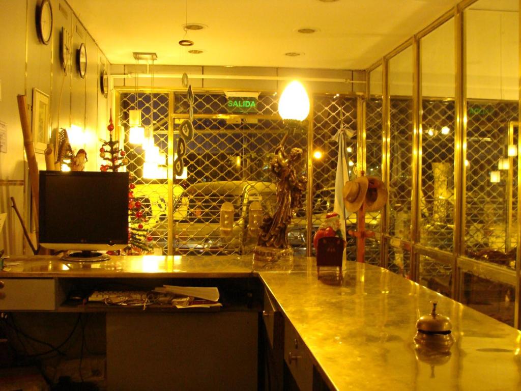 una cocina con escritorio y ordenador. en Hotel Aeropuerto Monte Grande en Monte Grande