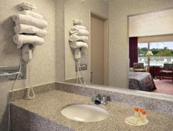 Days Inn by Wyndham St Clairsville - King Room - Non-Smoking