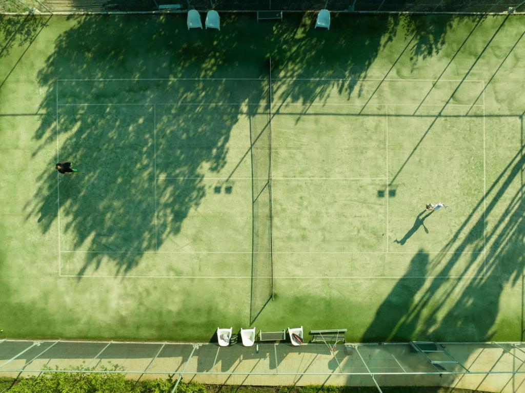 Tenis alebo squash v ubytovaní Folies Corfu Town Hotel Apartments alebo jeho okolí