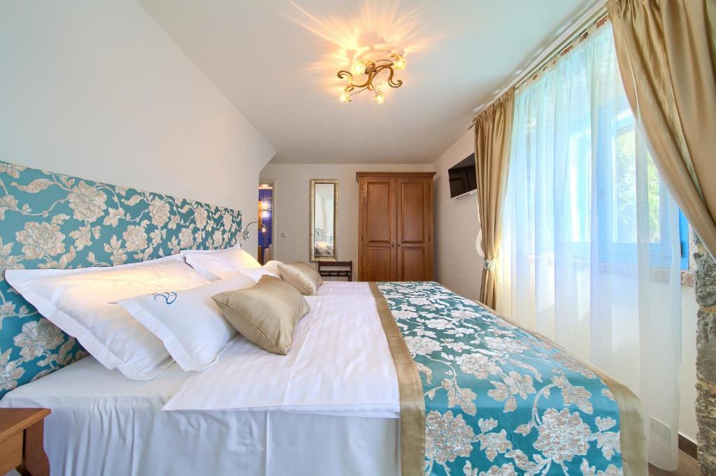 Postel nebo postele na pokoji v ubytování Luxury Villa Ive With Heated Pool, Finnish Sauna, Infrared Sauna, Pet Friendly
