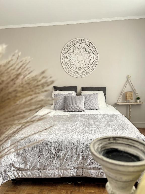 une chambre avec un lit avec un couvre-lit blanc dans l'établissement Appart XL 