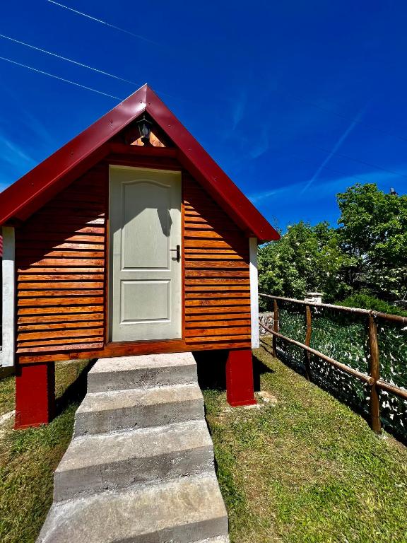 Vikendica,Bungalovi Lipska pećina - بيت العطلات