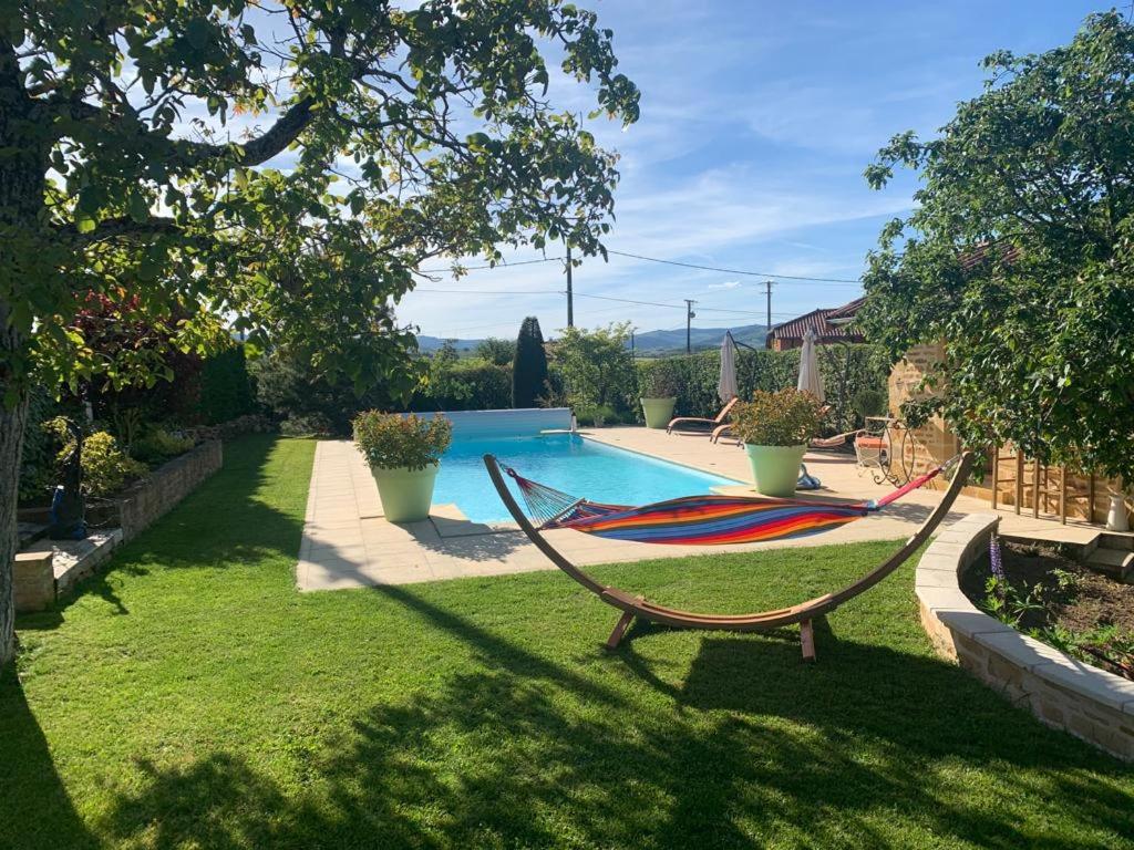 Bazén v ubytování Gite La Cabiotte Nature et Spa nebo v jeho okolí
