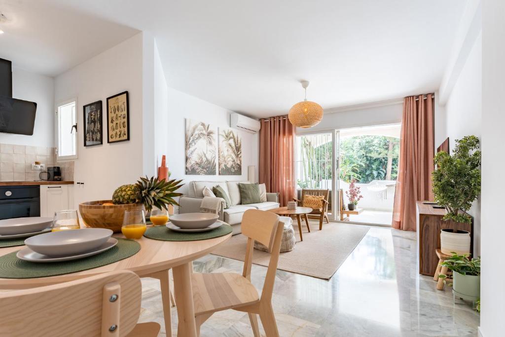 een keuken en een woonkamer met een tafel en stoelen bij Casa Medellin Beachfront oasis with pool in Benalmádena