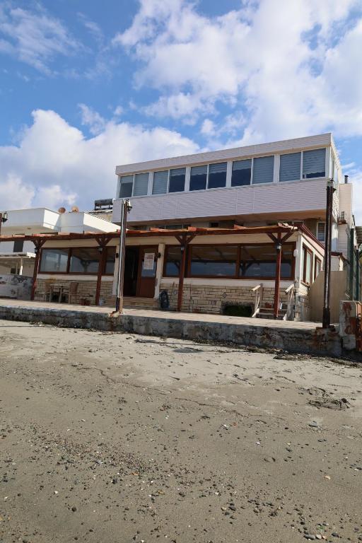 un edificio sentado al lado de un camino de tierra en DEMİR OTEL RESTAURANT, en Hamitler