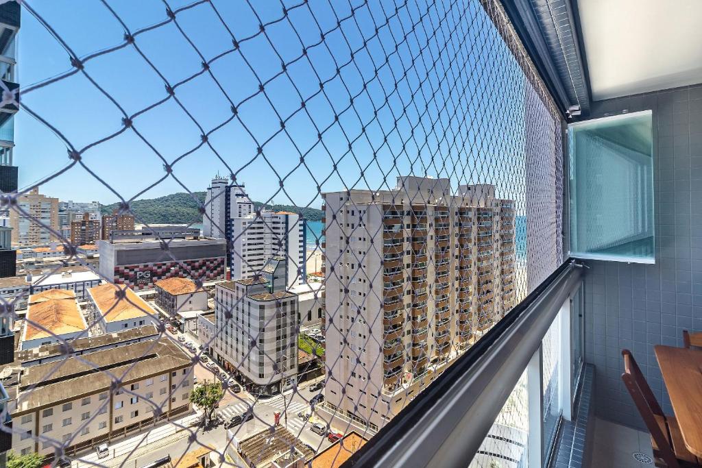プライア・グランデにあるAptos na PG em excelente localização à 100m da PRAIA no Centro da Cidade com Garagem, Ar Condicionado, Portaria 24Hの窓から市街の景色を望めます。
