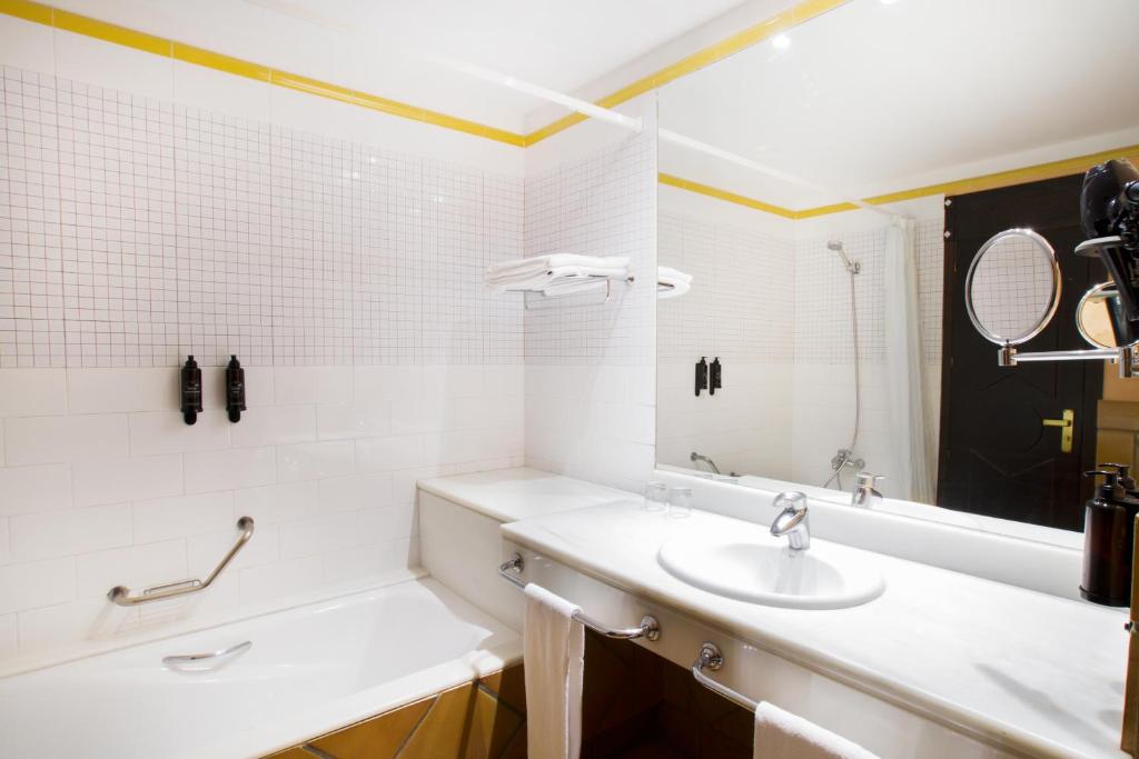 Koupelna v ubytování Ibersol Almuñecar Beach & Spa Hotel