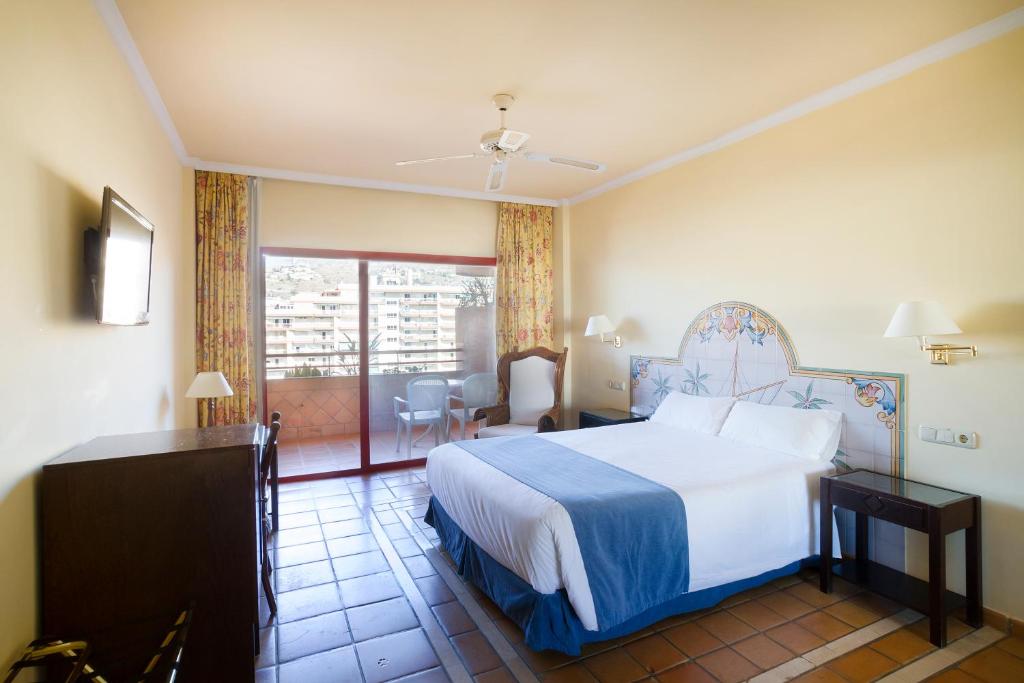 Postel nebo postele na pokoji v ubytování Ibersol Almuñecar Beach & Spa Hotel