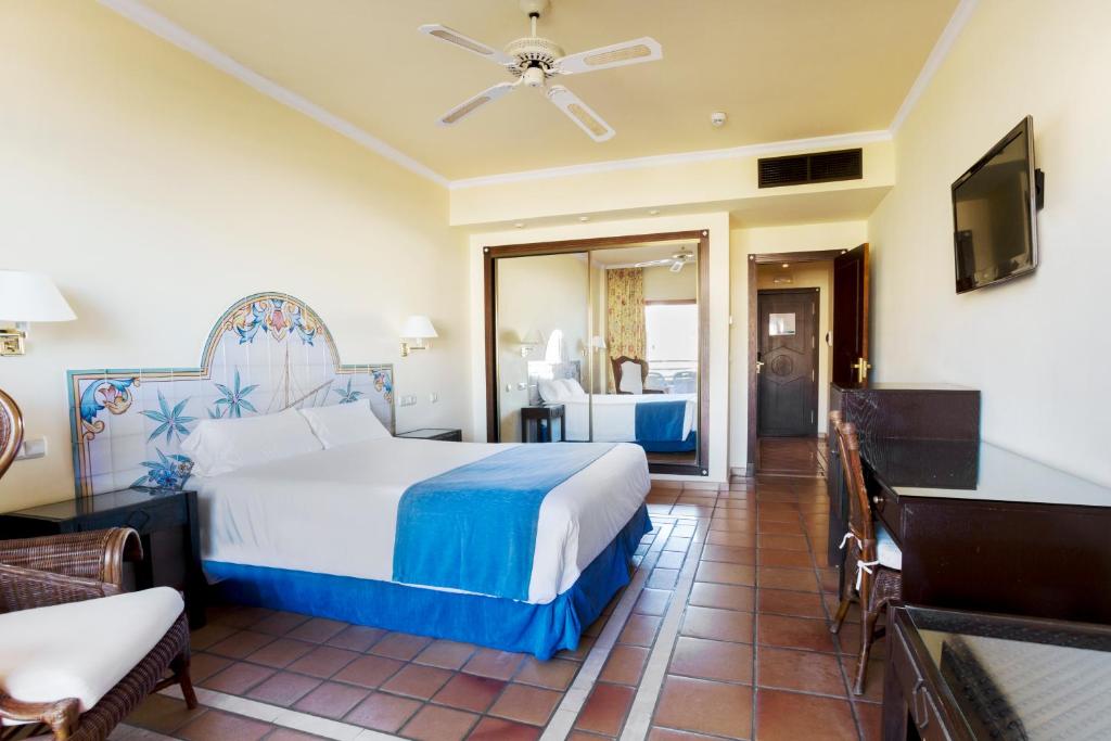 Postel nebo postele na pokoji v ubytování Ibersol Almuñecar Beach & Spa Hotel