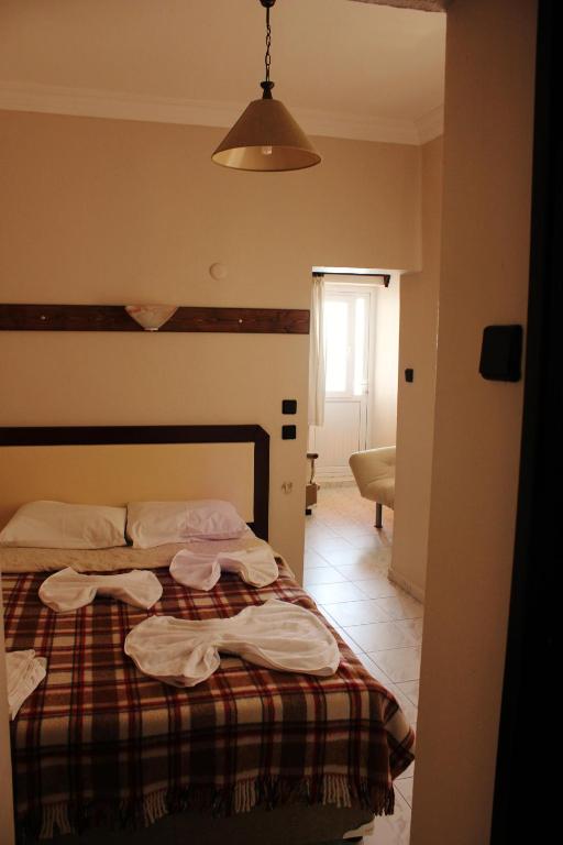 A bed or beds in a room at Ladies Beach Hotel