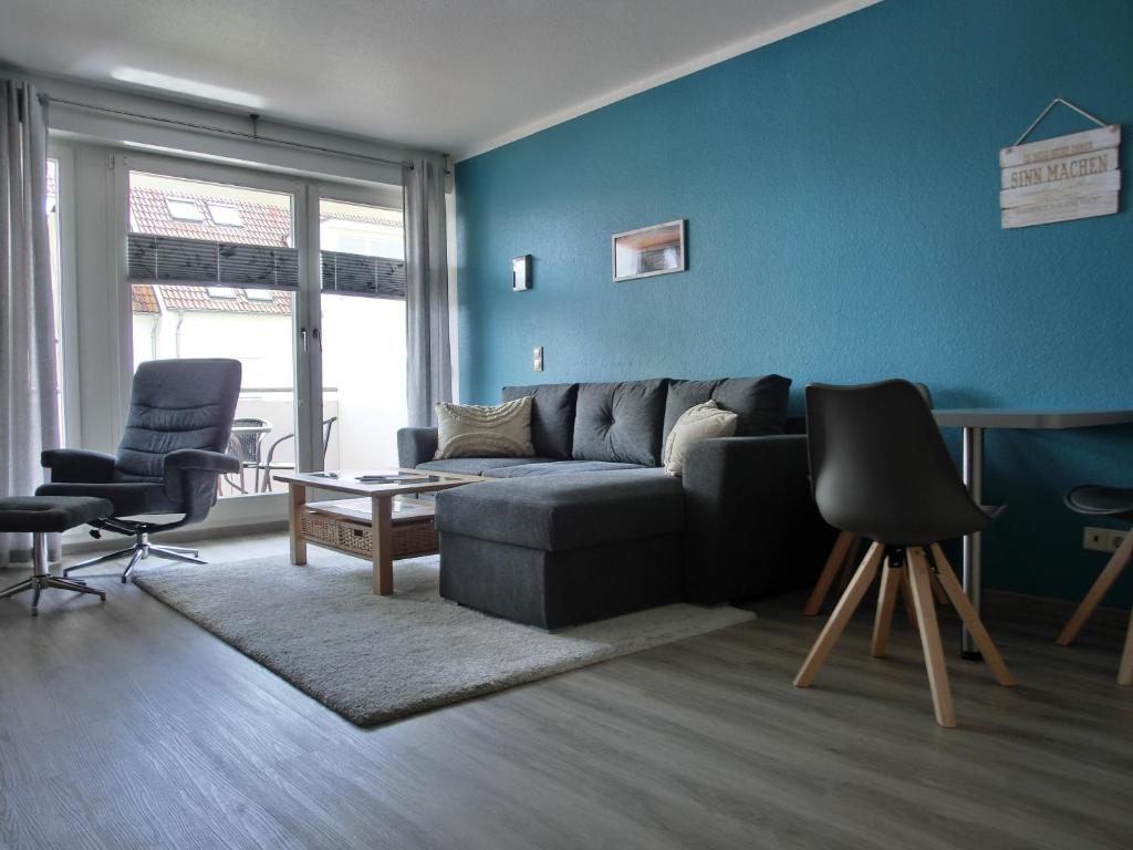 - un salon avec un canapé et deux chaises dans l'établissement Ferienwohnung N29, à Graal-Müritz