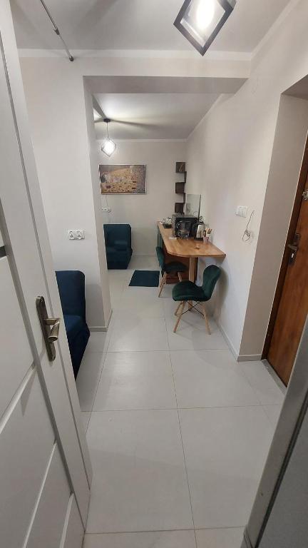 corridoio con scrivania, tavolo e sedie di STUDIO przy WIEŻY a Otmuchów