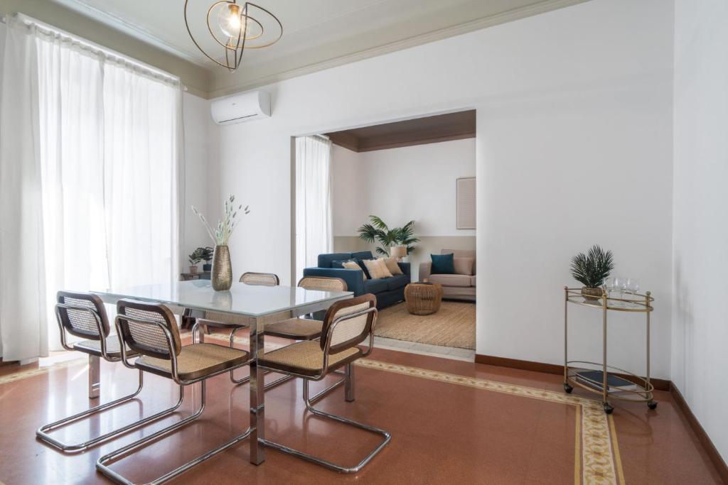 a dining room with a table and chairs in a living room at Easylife - Lussuosa dimora in Porta Romana in Milan