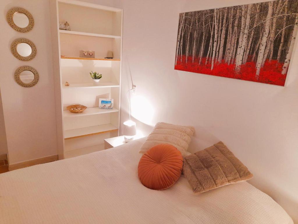 een slaapkamer met een bed met een oranje kussen erop bij Casa Vikingo in San Fulgencio