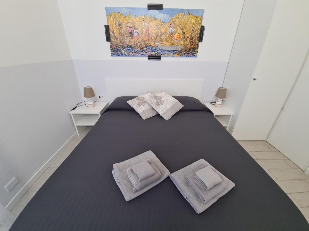 una camera con un tavolo con due cuscini sopra di La Casa di Sandra by PortofinoVacanze a Rapallo
