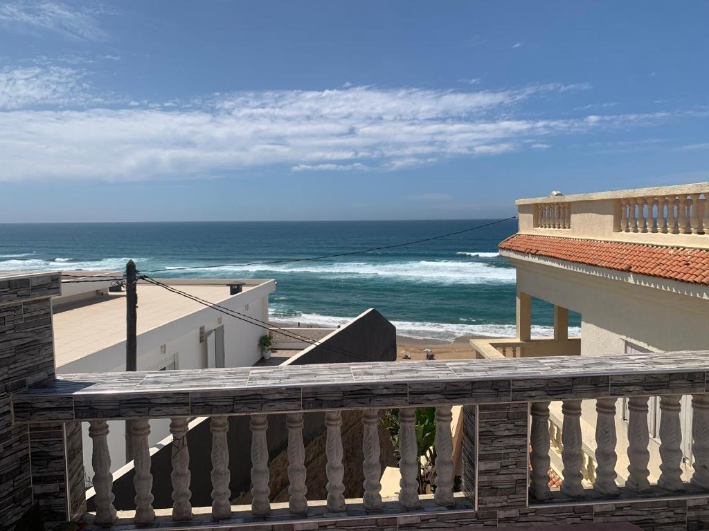 uma vista para o oceano a partir da varanda de um condomínio em El mar beach 2 em Moulay Bousselham