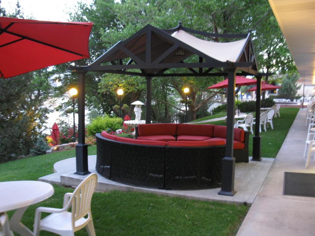 un cenador con un sofá rojo debajo en River Terrace Inn, en Green River