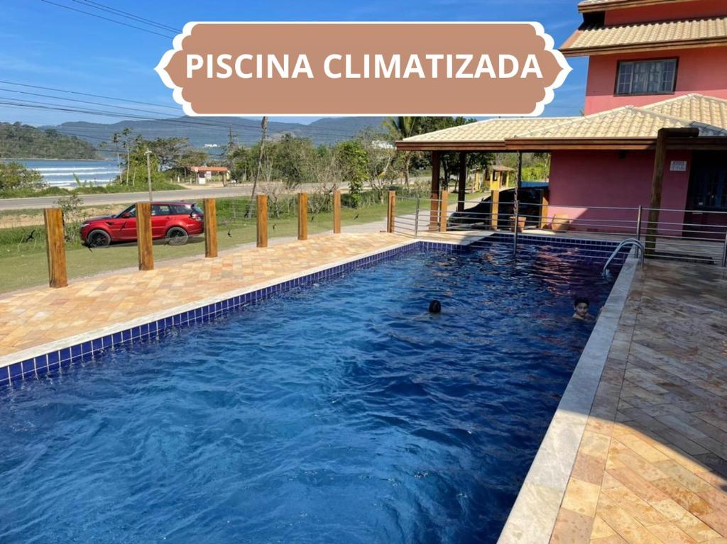 ein Pool vor einem Haus in der Unterkunft Pousada Vila da Lagoa in Ubatuba