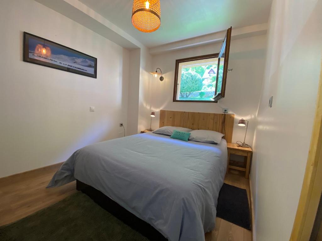 Postel nebo postele na pokoji v ubytování Appartement au calme avec vue sur les montagnes.