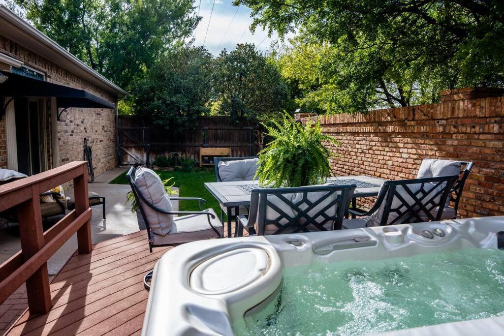 Fotografie z fotogalerie ubytování Casa Italia Retreat Sleeps 10 with Hot tub for 6. v destinaci Amarillo