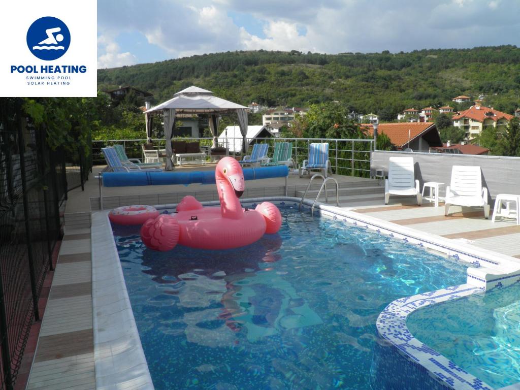 una piscina con dos flamencos inflables en el agua en villa MAK en Balchik