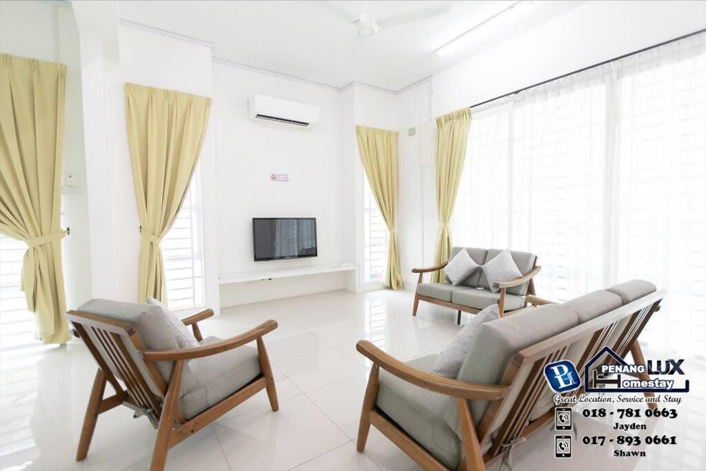 sala de estar con sofá, sillas y TV en Balik Pulau 6BR Comfort Home Villa, en Balik Pulau
