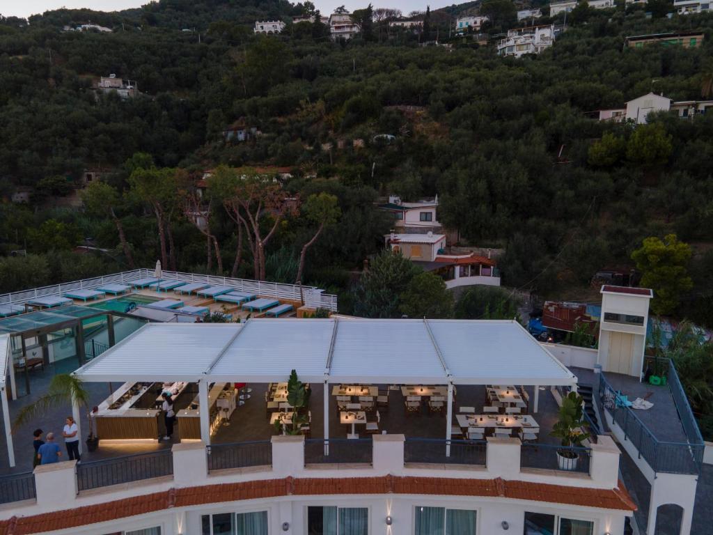 Nespecifikovaný výhled na hory nebo výhled na hory při pohledu z hotelu