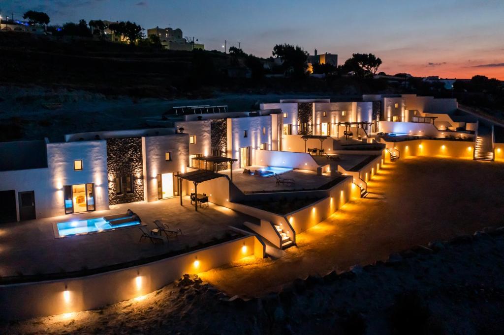 ein großes Gebäude mit Lichtern in der Nacht in der Unterkunft Lavadoze Luxury Suites in Éxo Goniá