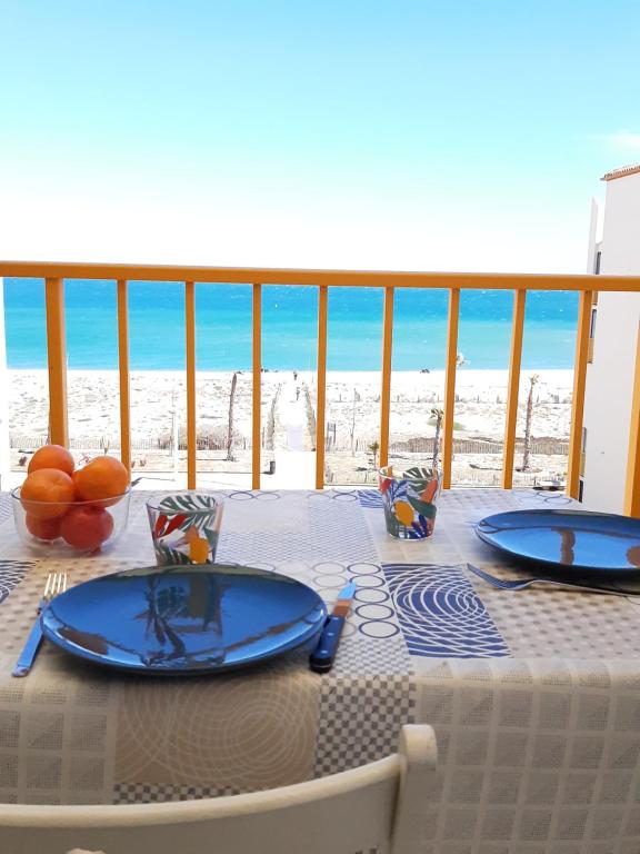 - une table avec vue sur la plage et l'océan dans l'établissement Bella vista ,accès direct plage, front de mer, vue mer panoramique, au Barcarès