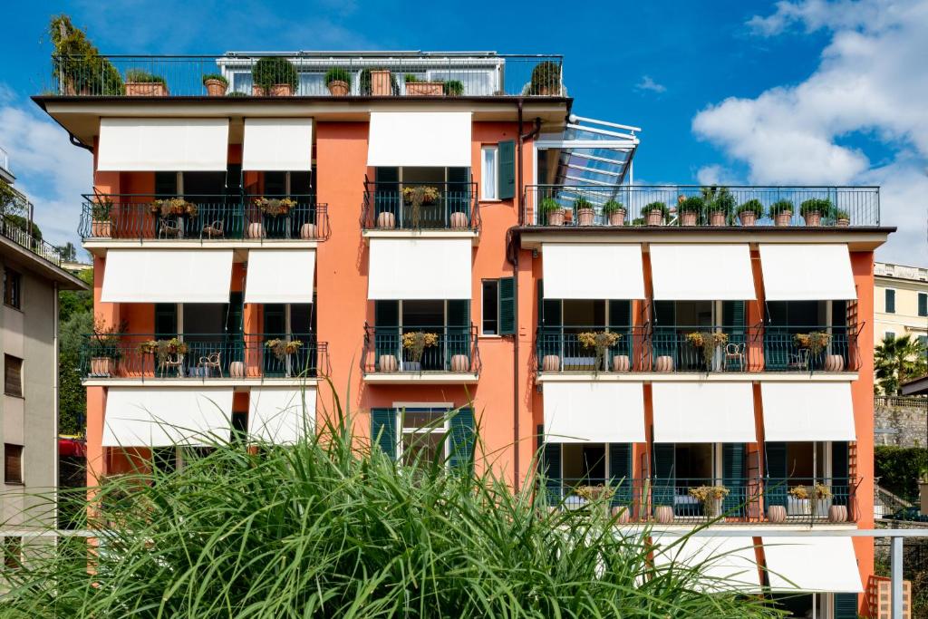 un edificio de apartamentos con macetas en los balcones en Albergo Minerva, en Santa Margherita Ligure