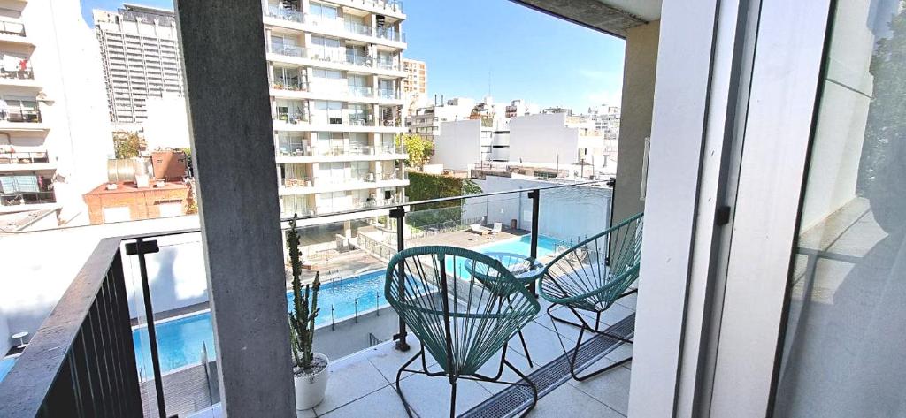 - Balcón con vistas a la piscina en un edificio en Pont Blue - Depto en el Corazon de Palermo en Buenos Aires