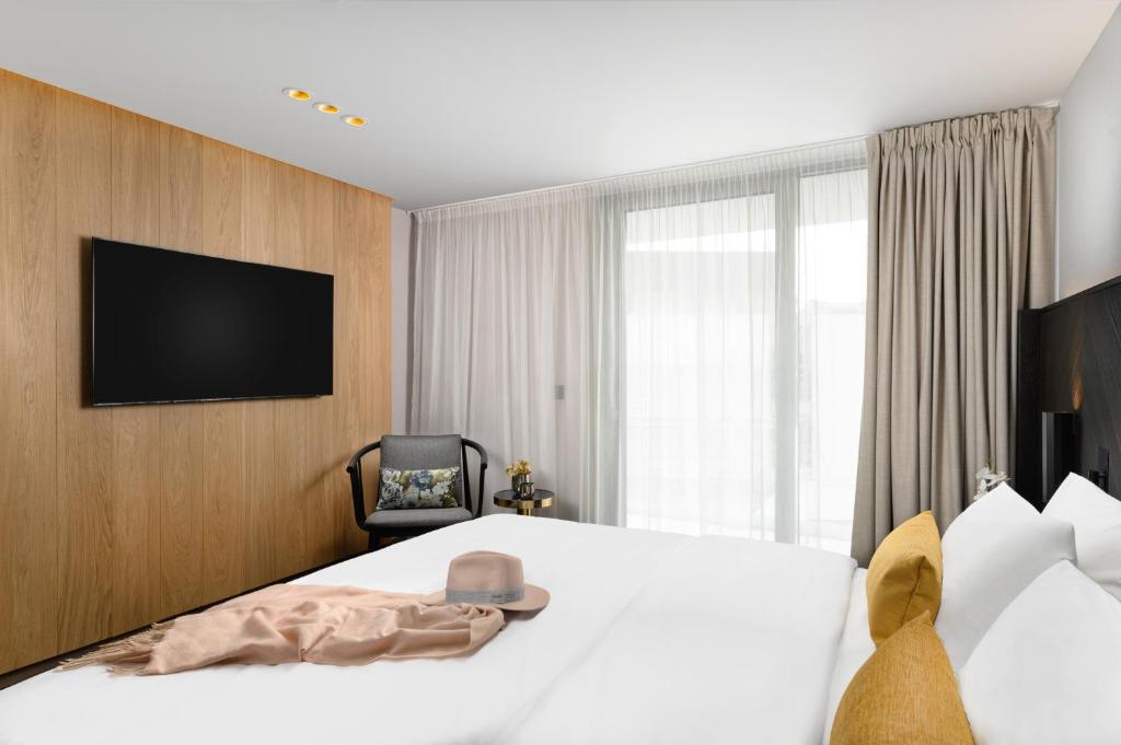 TV a/nebo společenská místnost v ubytování Hotel Vinifera Wine & Spa 5 Stars Superior