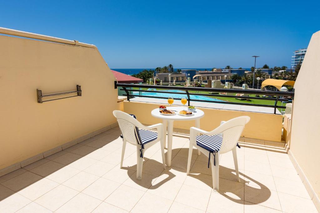 Bazén v ubytování The House of Nonni Ventura - beachfront, ocean view, Wi-Fi, aircon, swimming pool nebo v jeho okolí