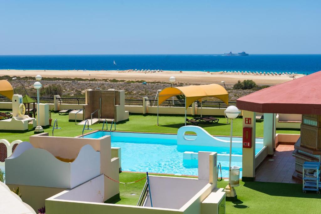 Bazén v ubytování The House of Nonni Ventura - beachfront, ocean view, Wi-Fi, aircon, swimming pool nebo v jeho okolí