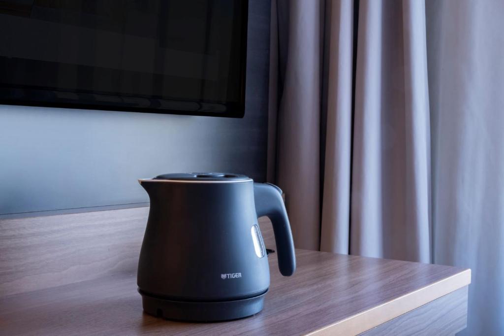 Prince Smart Inn Osaka Yodoyabashi的咖啡和沏茶工具