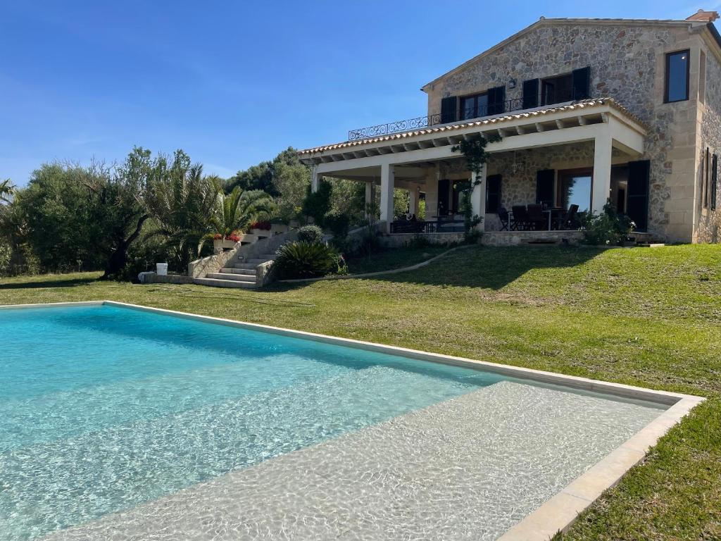 una casa con piscina frente a una casa en Villa Florida Luxury Villa with huge pool en Pollensa
