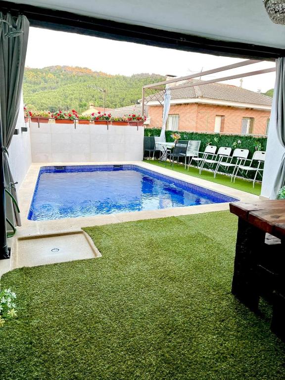 Bazén v ubytování Casa Rural del Puerto de San Vicente nebo v jeho okolí
