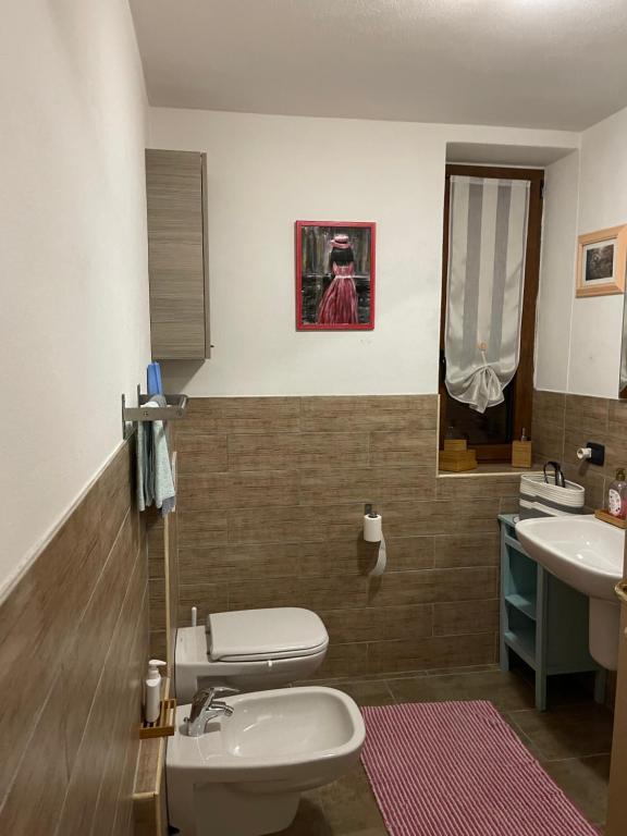 Łazienka w obiekcie LA CASA DI PUCCI nel borgo affrescato di PARLASCO