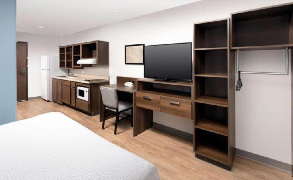Postel nebo postele na pokoji v ubytování WoodSpring Suites Mesa Chandler