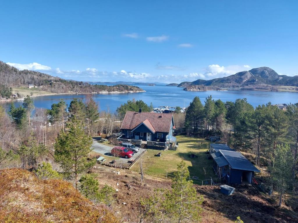 an aerial view of a house with a lake at Vingvågen hygge og ro in Hitra