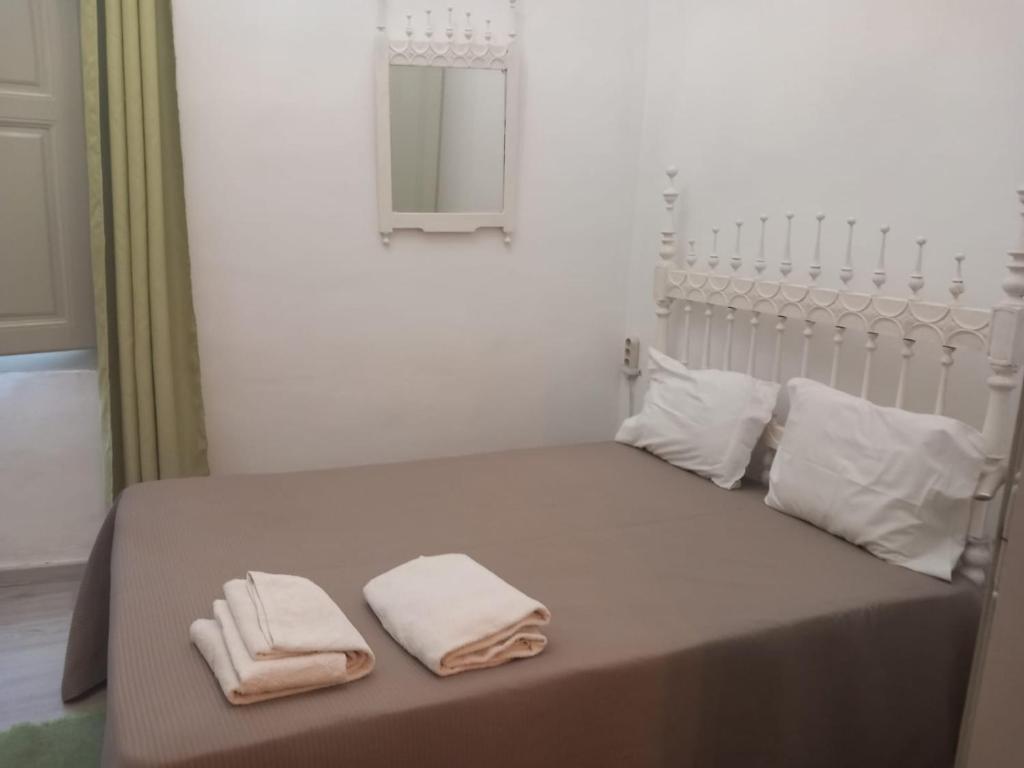 Una cama con dos toallas encima. en Casa Dona Joaquina, en Reguengos de Monsaraz